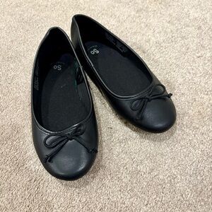 Kohl's Black Flats with Bow Accent